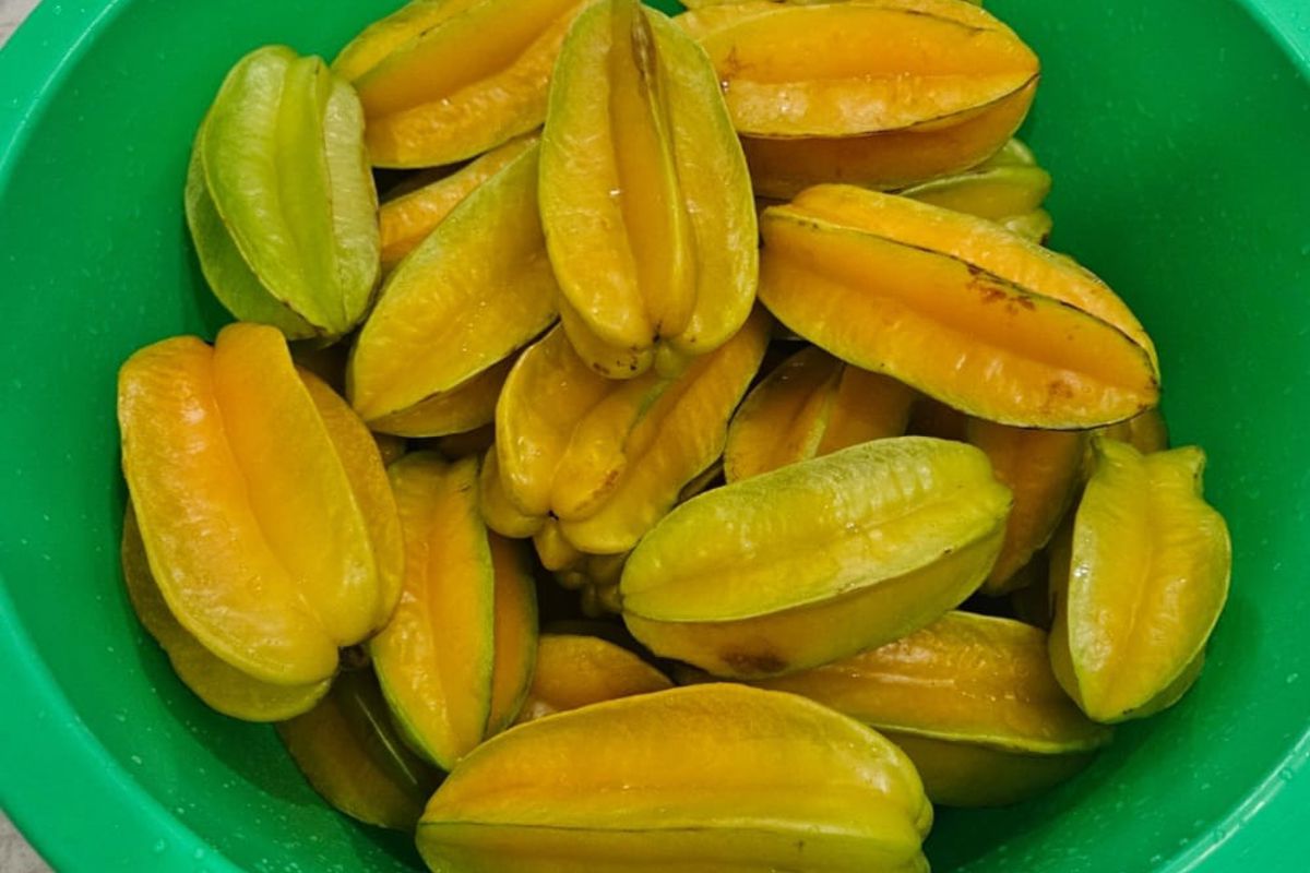 Starfruit in bowl.jpeg